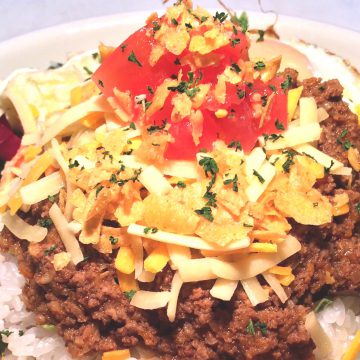 沖縄タコライス<br>Okinawa taco rice (Rice topped with taco mince, lettuce, tomato salsa)